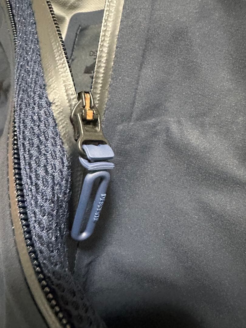 DESCENTE ALLTERRAIN のアクティブシェルジャケット　デサント