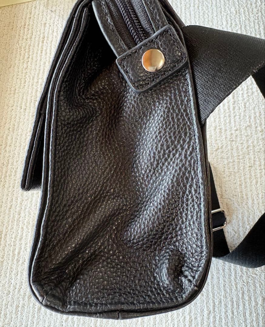 イアパピヨネ ワイドテープショルダーバッグ　BLACK