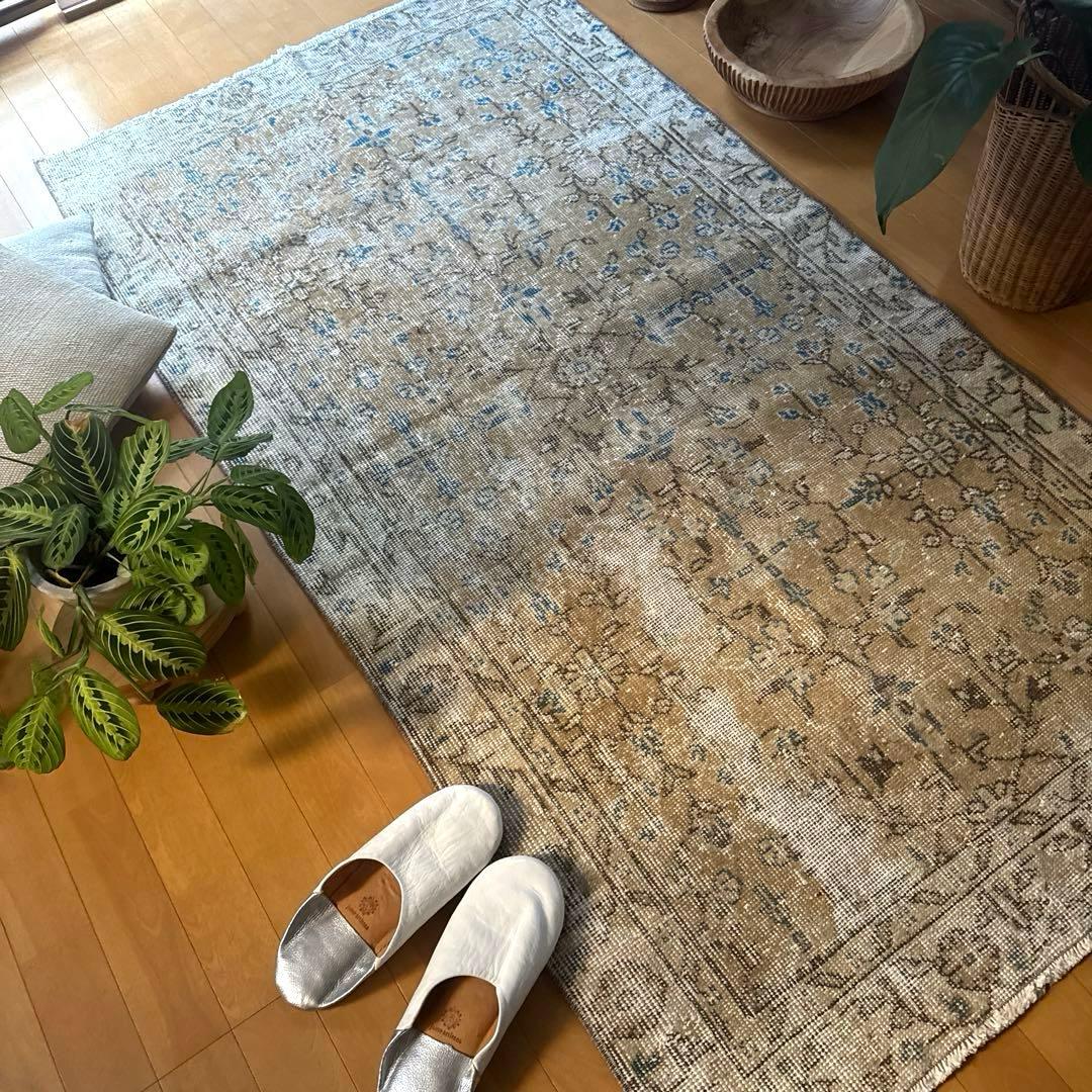 91×176淡いベージュ青い花　ボタニカル柄　トルコヴィンテージラグ