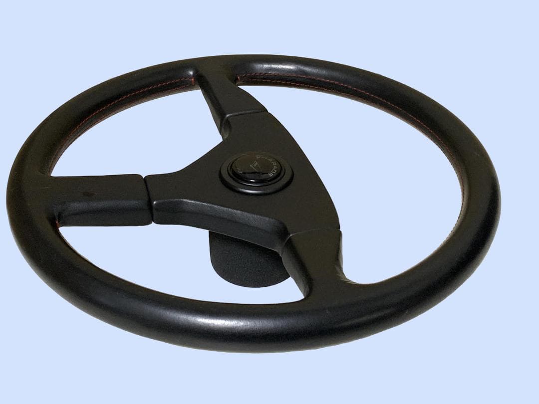M7117 momo　モモ　 ステアリング　ハンドル