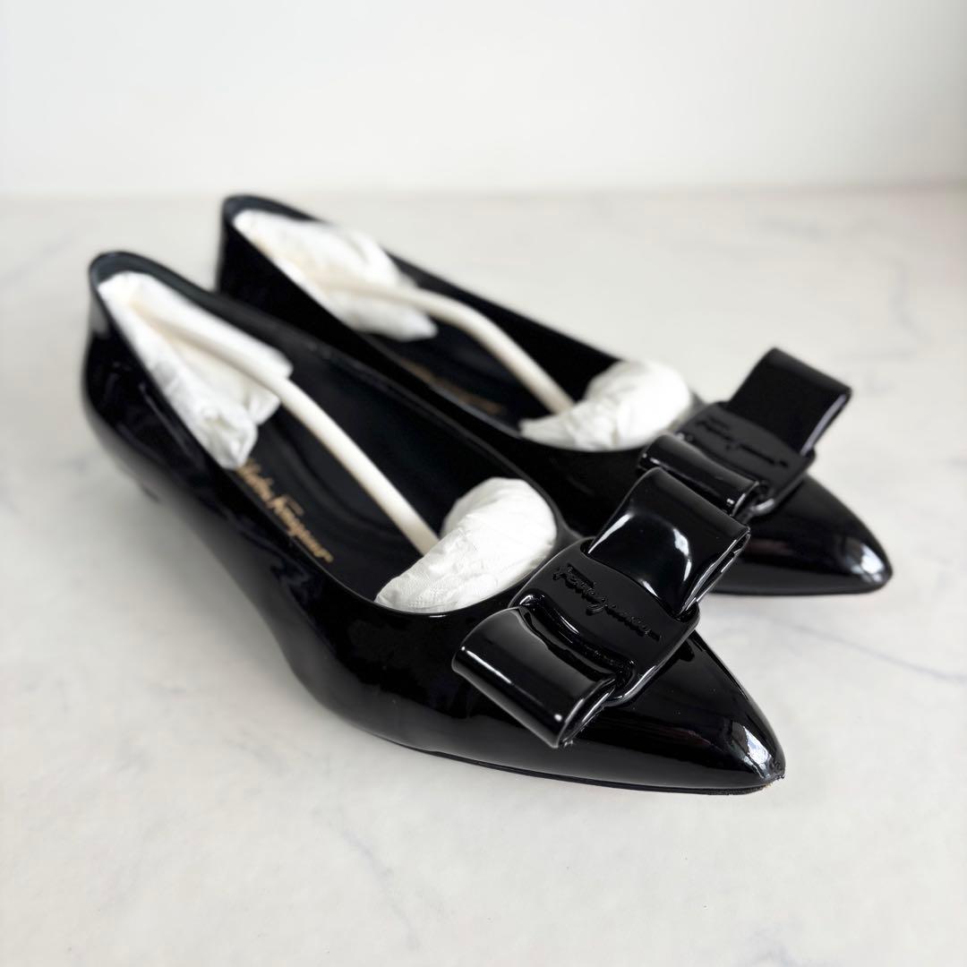 美品 フェラガモ 5.5D VIVA フラットパンプス ヴァラ エナメル 黒