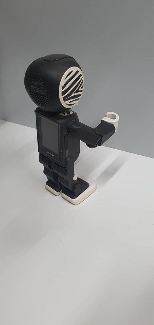 モバイル型ロボット電話**「RoBoHoN（ロボホン）