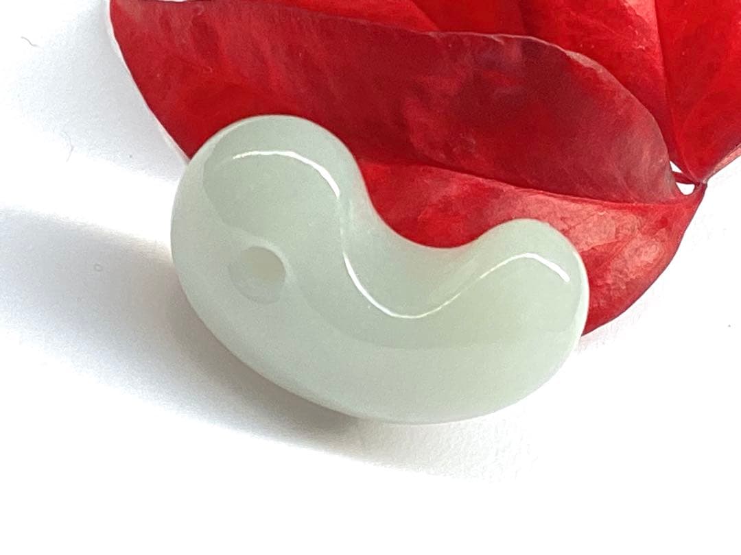 ✳氷翡翠*アイスジェダイトの最高峰の勾玉‼️ 品質*お値段比べてください‼️鑑別書付