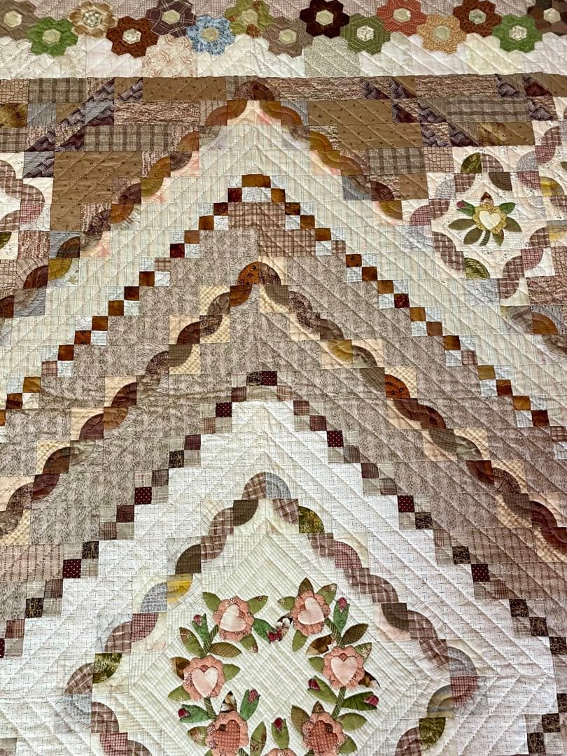 パッチワークキルト　タペストリー　ベッドカバーサイズ