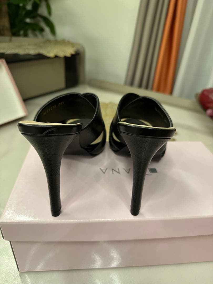 DIANAブラックレザー クロスオーバーミュール 高ヒール