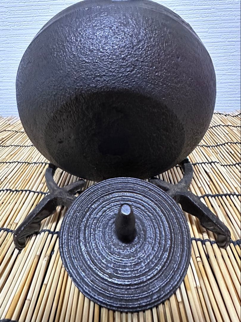 未使用品、供箱等付属品付　岩手県奥州 佐秋鋳造所 佐藤守巨造 真作保証　南部鉄瓶