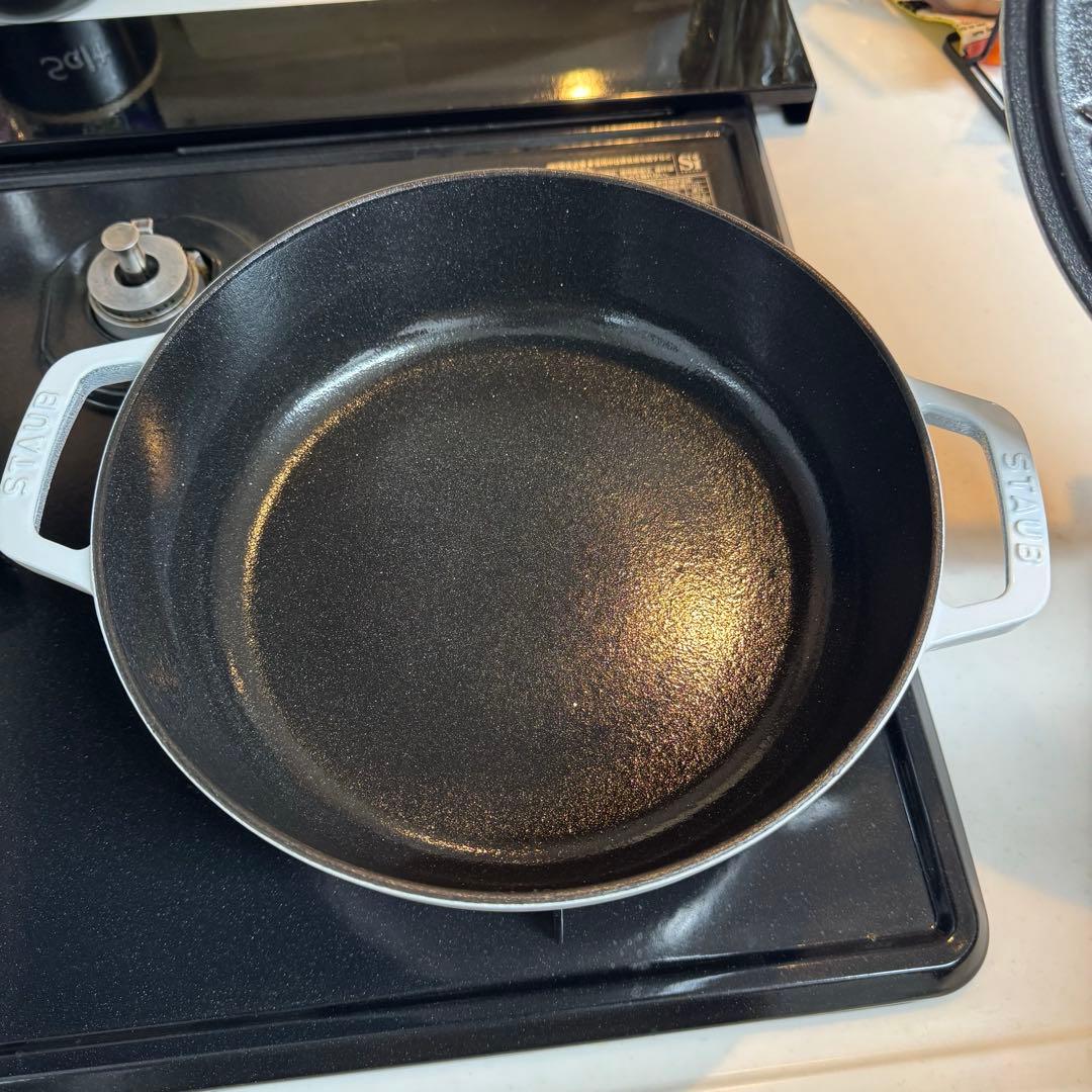 ストウブ ブレイザーソテーパン24㎝ スノーフレーク アニマルノブチキン付き