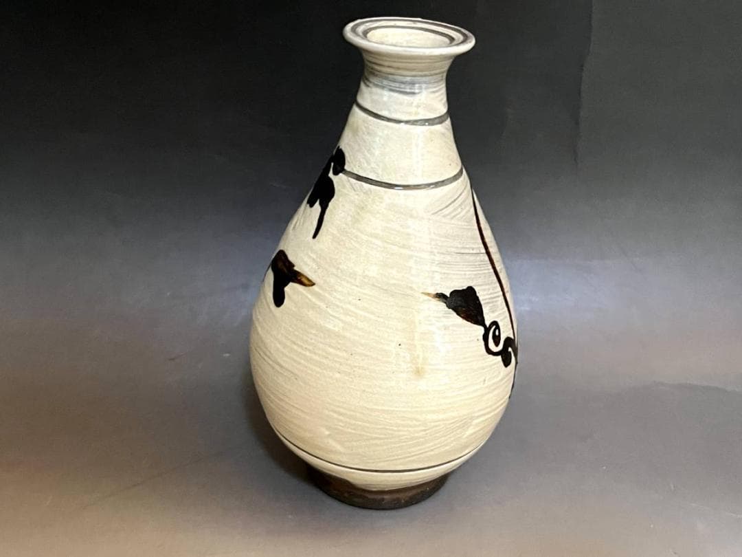 花瓶■韓国人間国宝 樊川窯【安東五作】白釉刷毛目唐草花紋 花器 韓国人間文化財■