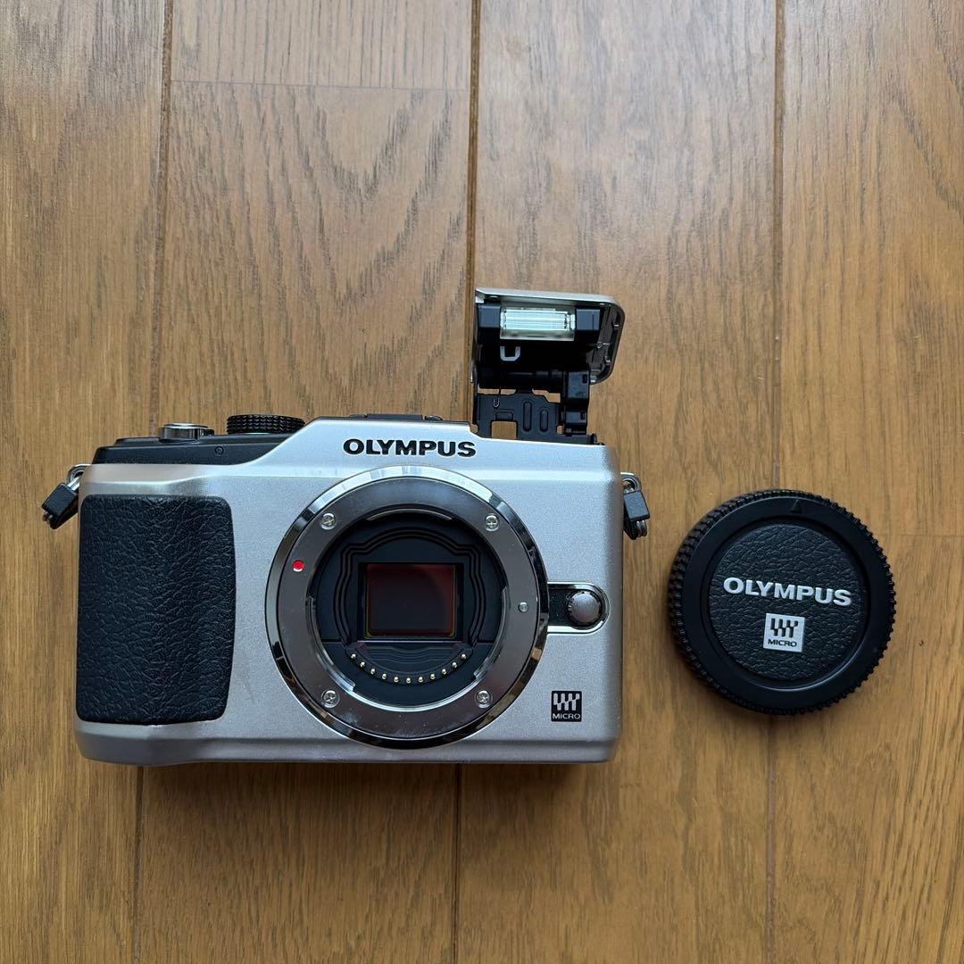 OLYMPUS ミラーレスカメラ(E-PL2)本体、レンズ2個と付属品