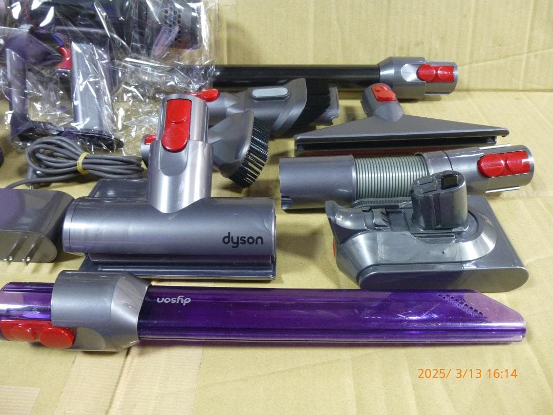 タイムセール開催中　めちゃ安　ダイソンSV18　新品ボディ本体と良品周辺パーツ