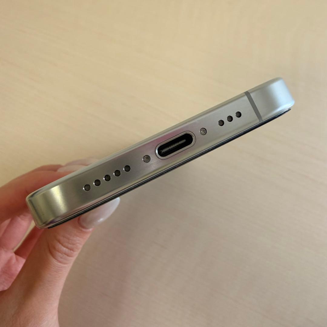 【美品】Apple iPhone 16 Proホワイトチタニウム256GB海外版