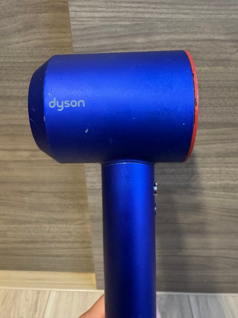 【人気商品】Dyson ヘアドライヤー 付属品有　収納ケース付き　金箔