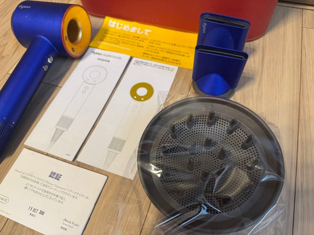 【人気商品】Dyson ヘアドライヤー 付属品有　収納ケース付き　金箔