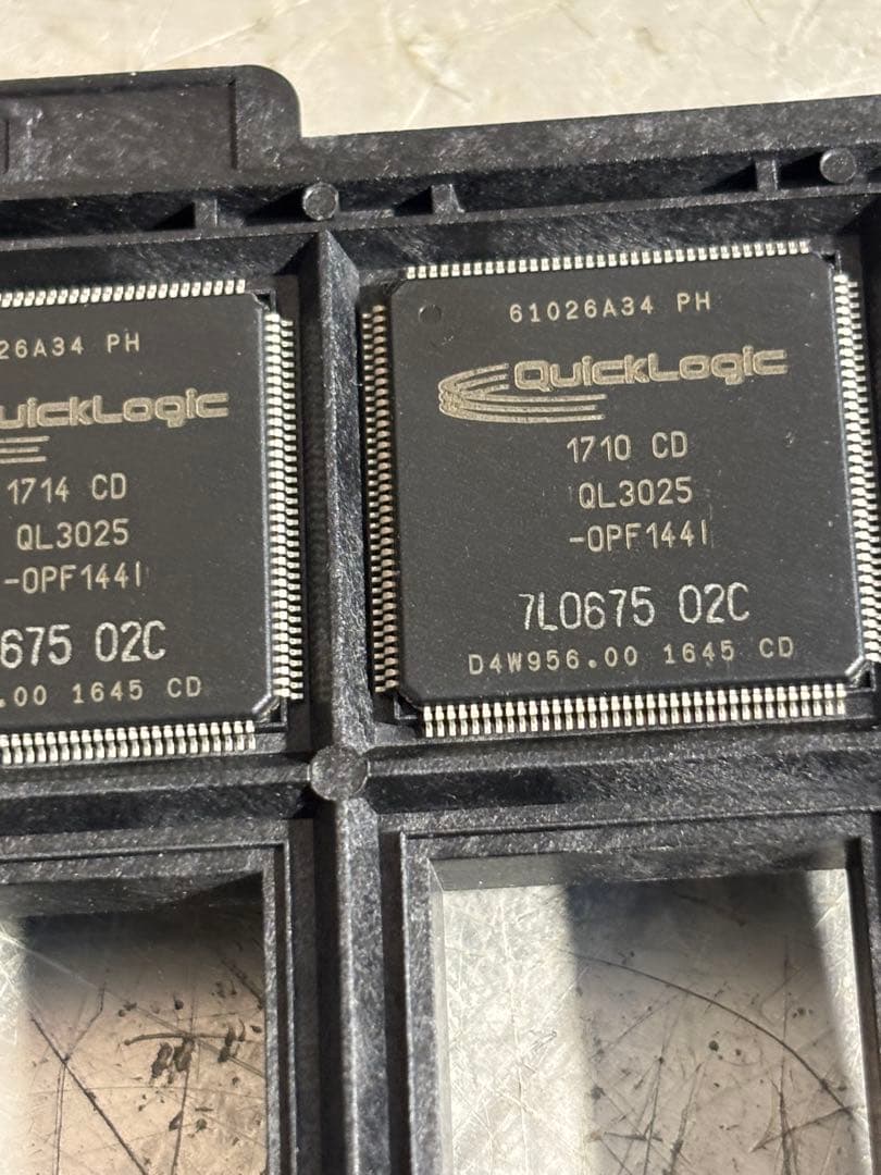 (5個)IC チップ　QL3025-0PF144I QuickLogic。未使用