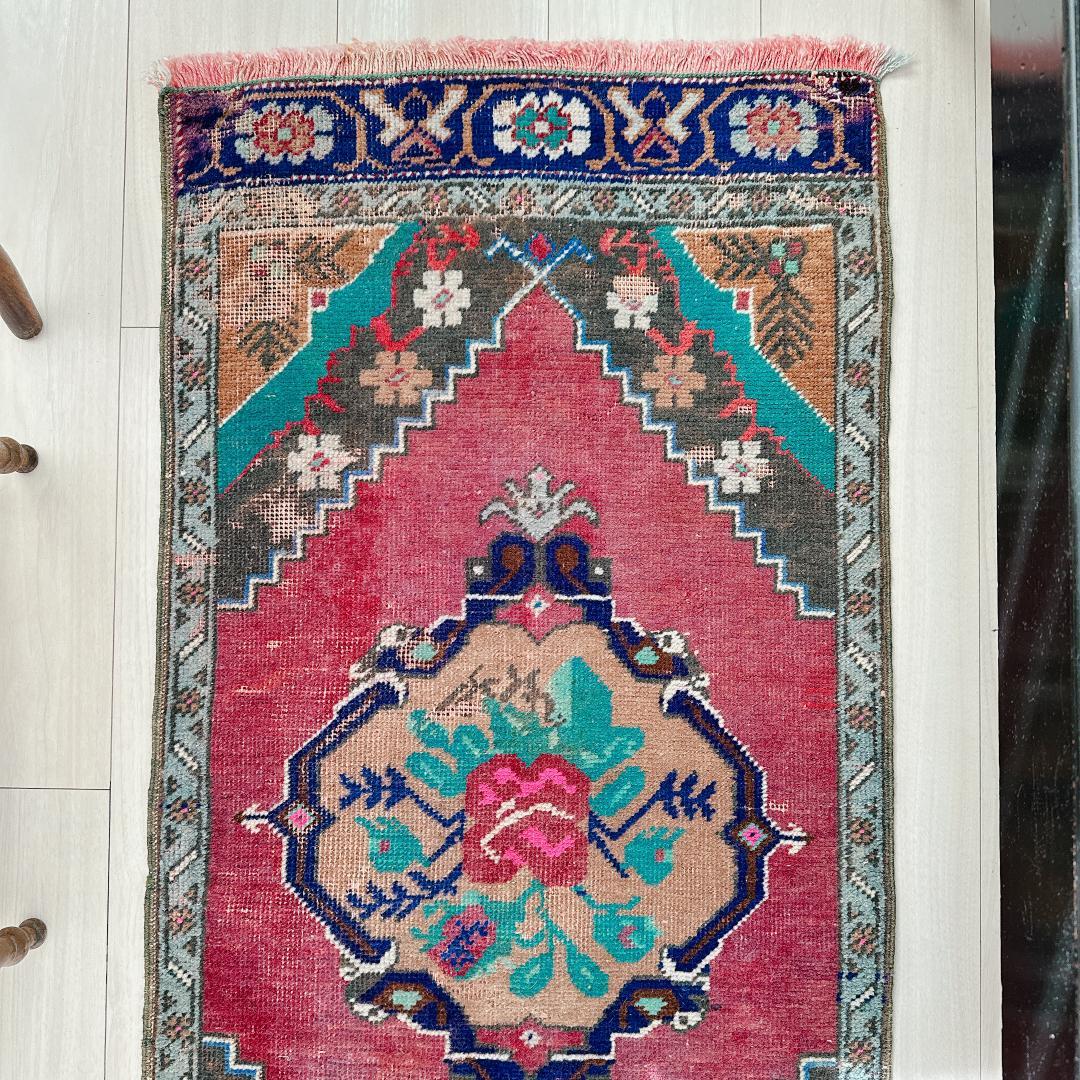 トルコヴィンテージラグ A84 人気柄 レア レッド グリーン ピンク ネイビー