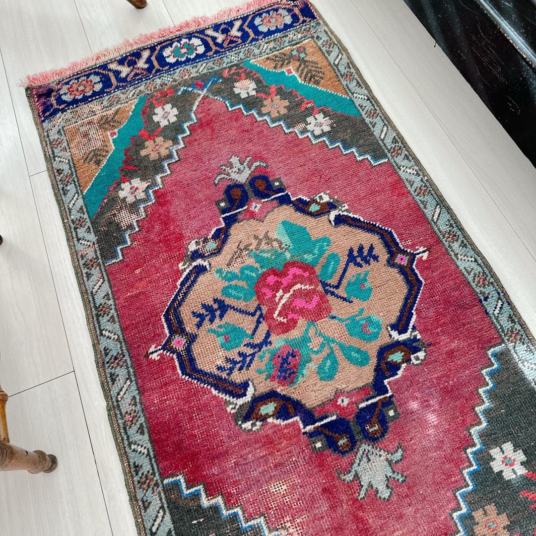 トルコヴィンテージラグ A84 人気柄 レア レッド グリーン ピンク ネイビー