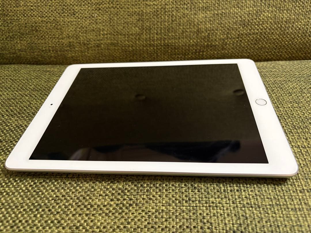 ［美品］Apple iPad グレー 第6世代 32G Wi-Fiモデルおまけ付