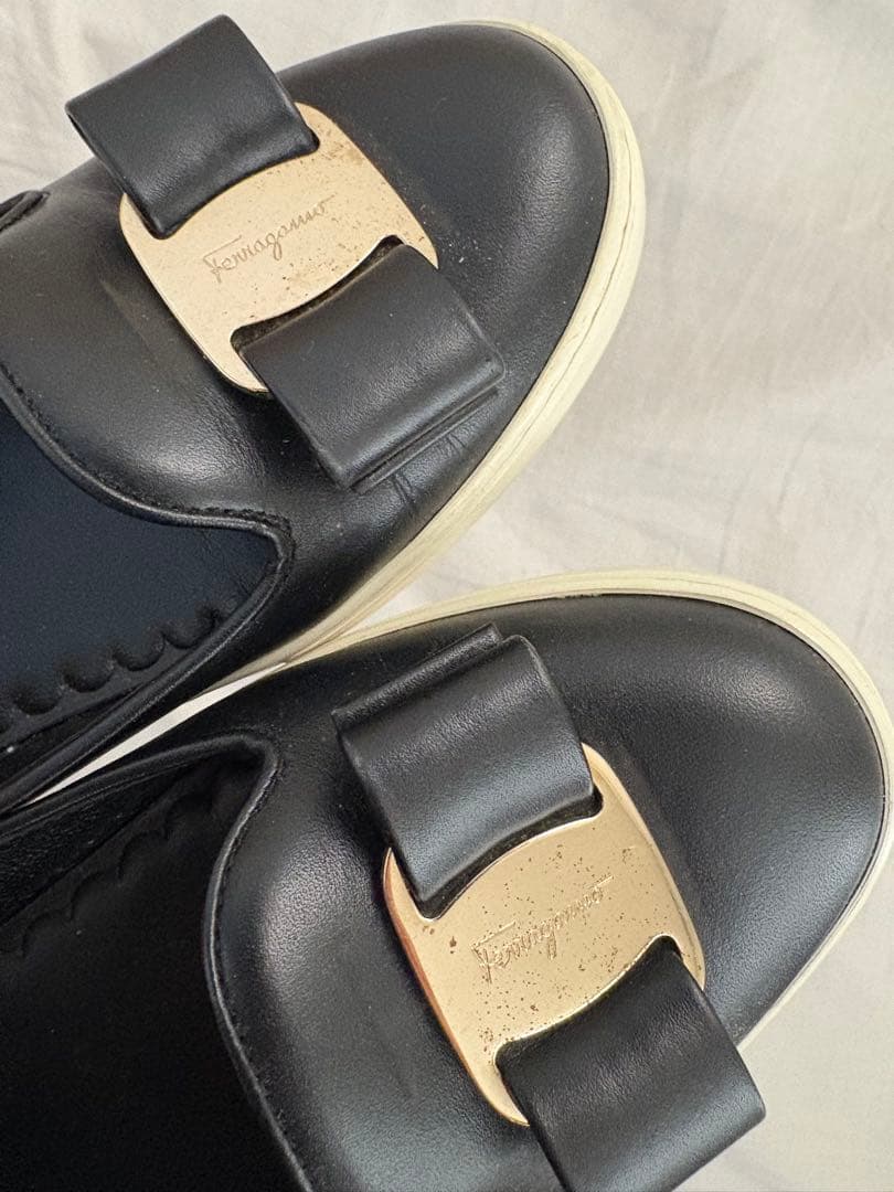 Salvatore Ferragamo ヴァラリボンレザースリッポン7D