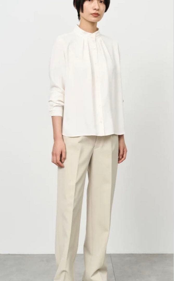 未使用タグ付き SOEJU サテンスタンドタックブラウス ホワイト　白