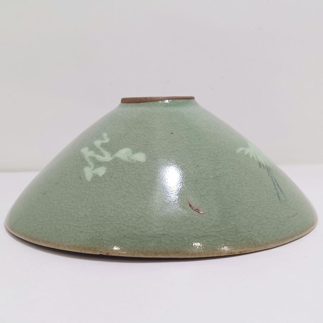 Y3122-94 青磁 雲鶴文 平茶碗 木箱付き