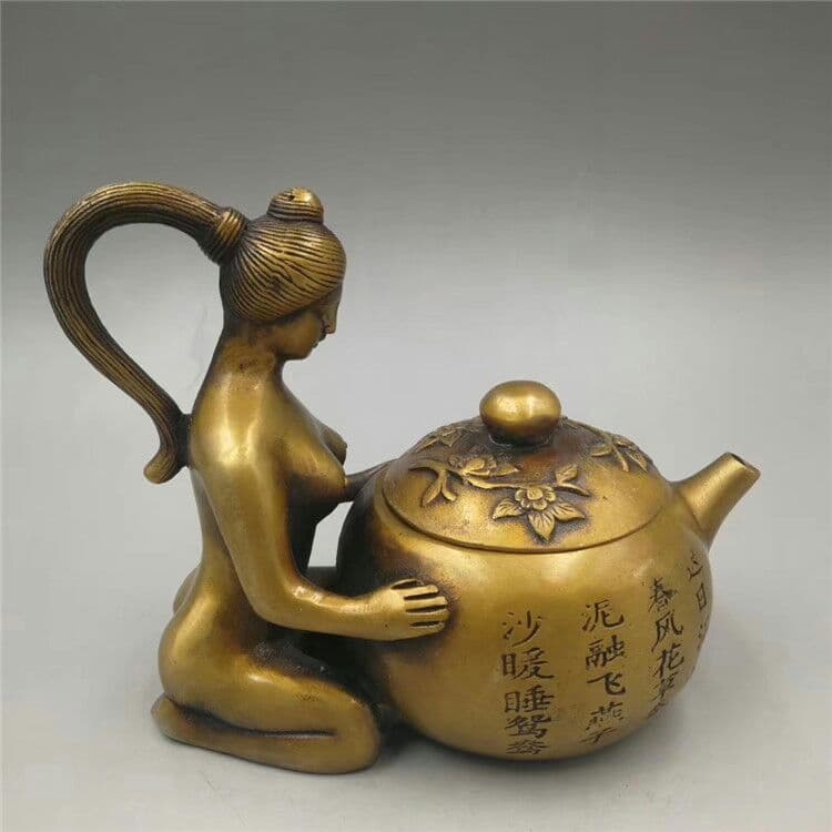 骨董品の美女が酒を注ぐ。徳利。急須。家具。置物を飾る