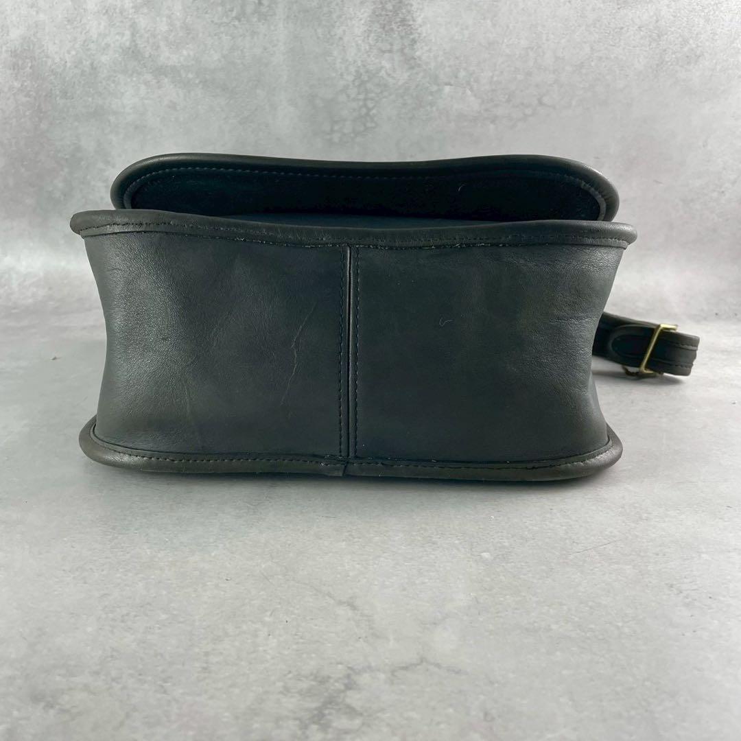 オールドコーチ　ショルダーバッグ　クロスボディ　フラップトップ　レザー　黒系