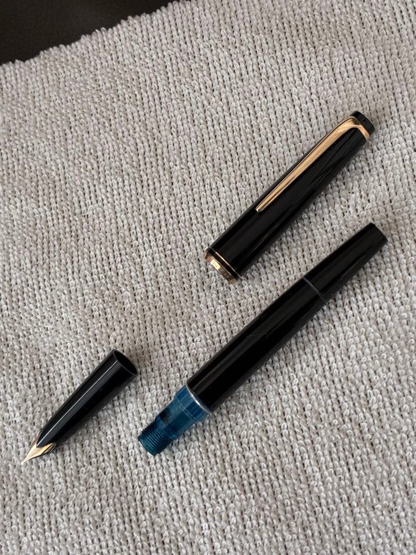 ◾️MONT BLANC モンブラン◾️黒 万年筆 No. 22◾️黒色／金色◾️