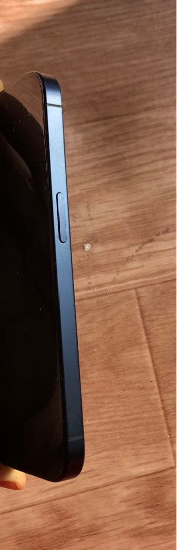 ほぼ未使用★iPhone15 PRO★充電４回★バッテリー100%★修理交換無し