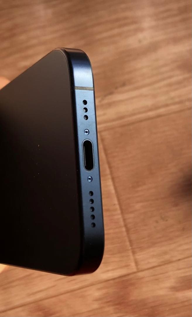 ほぼ未使用★iPhone15 PRO★充電４回★バッテリー100%★修理交換無し