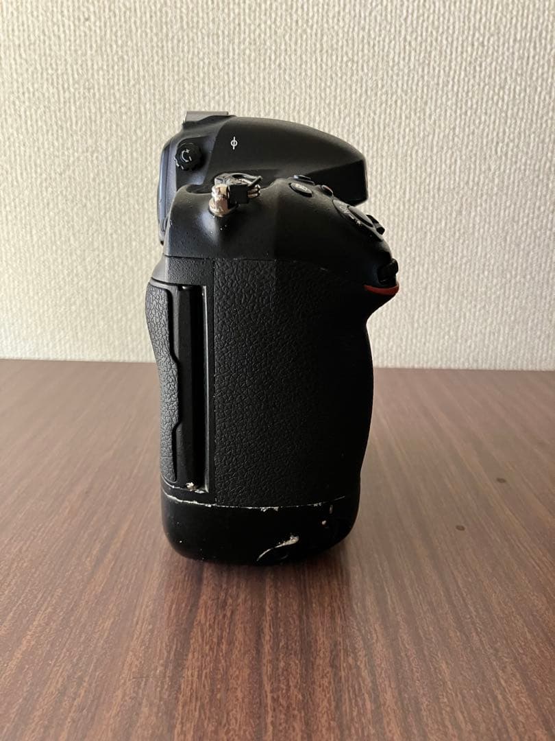 Nikon D4 デジタル一眼レフカメラ 本体とバッテリー