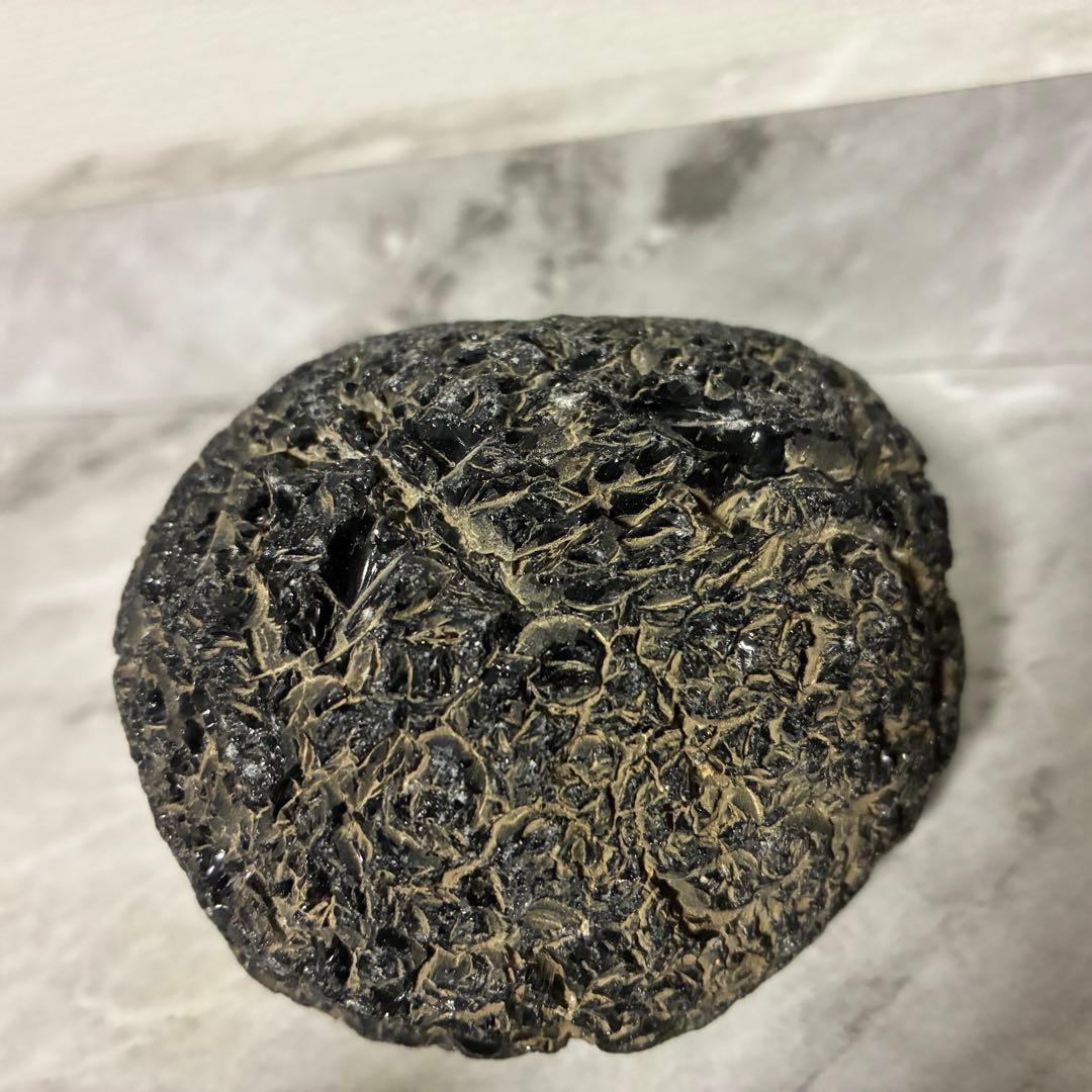 黒い自然石の丸い置物