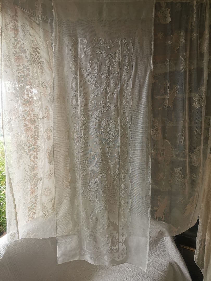 アンティーク マドラスレース アールヌーヴォーの花紋 細長いカーテンパネルクロス