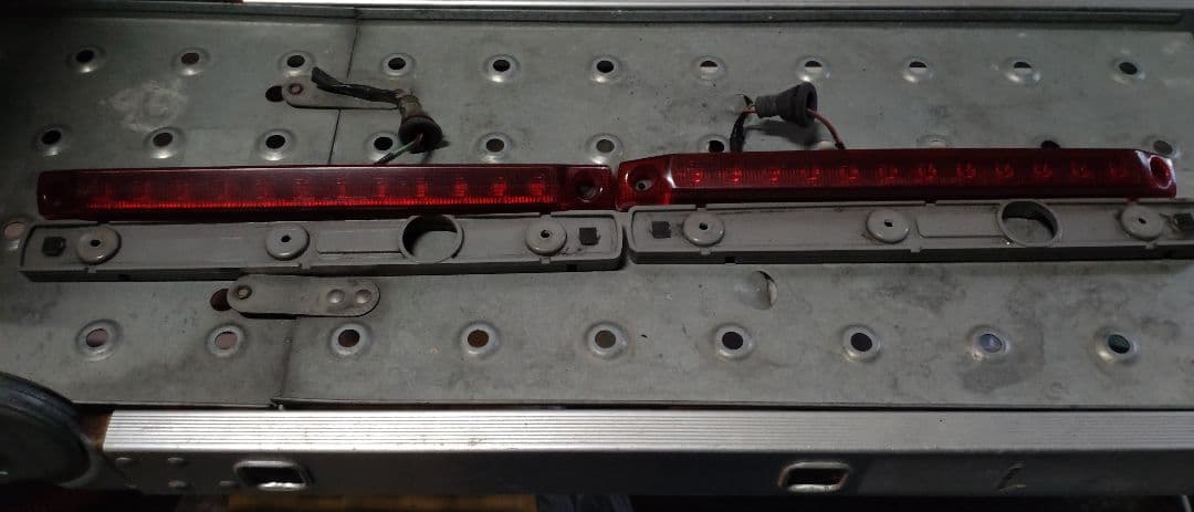 小糸製作所LEDテールランプ 赤/透明