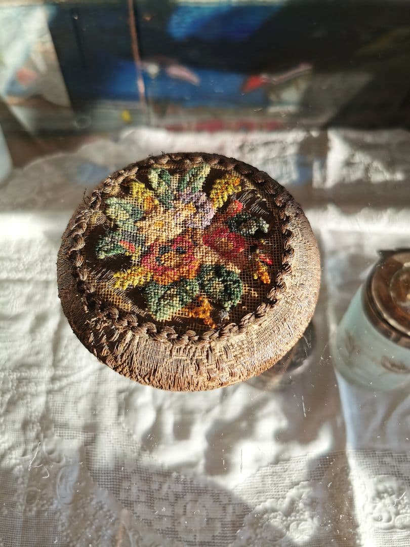 アンティーク 金属スレッド＆ニードルポイントワーク 針山型 木製ディスプレイ台