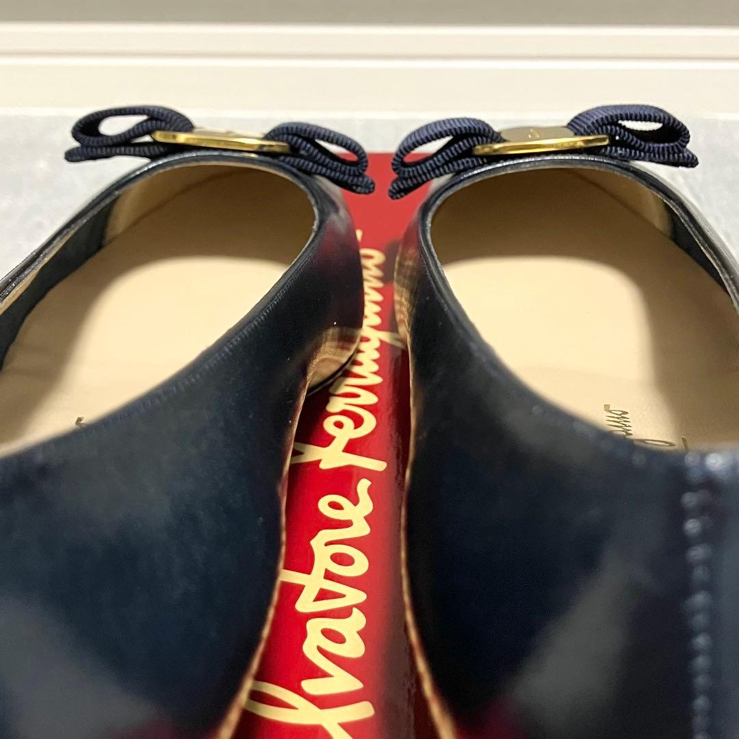 フェラガモ［パンプス］ヴァラ　ネイビー　レザー　ヒール　ゴールド　6C