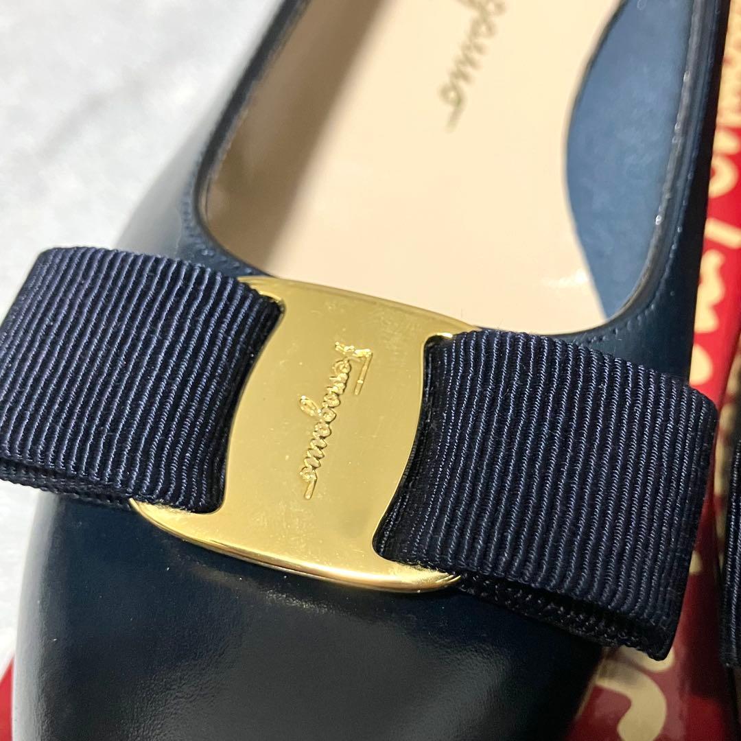 フェラガモ［パンプス］ヴァラ　ネイビー　レザー　ヒール　ゴールド　6C