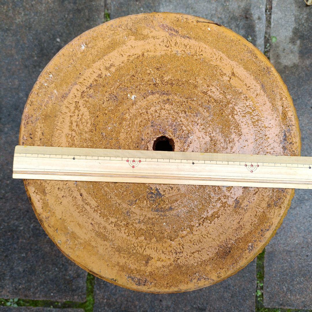 オレンジ色のテラコッタプランター