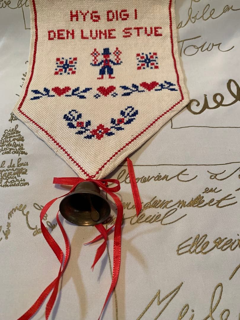 デンマーク製　北欧雑貨　ビンテージの伝統模様が刺繍された素敵な大型ベルプール！