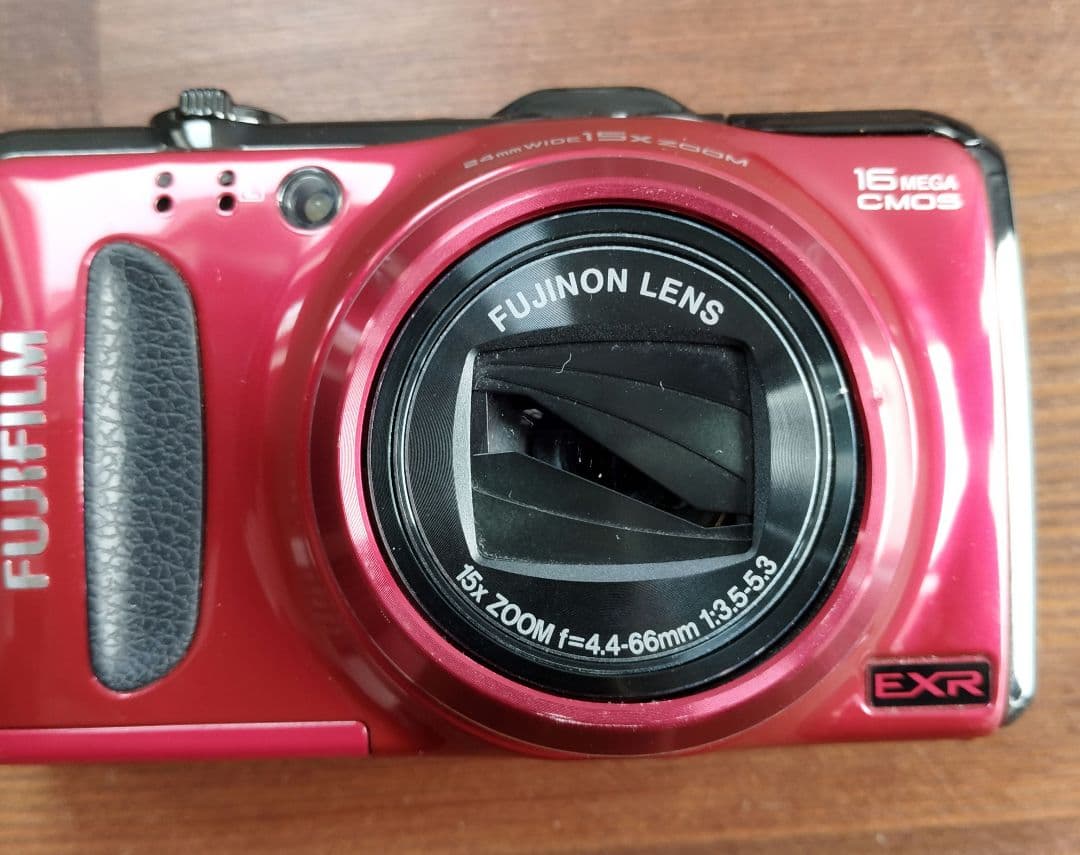 Fujifilm FinePix F550EXR レッド