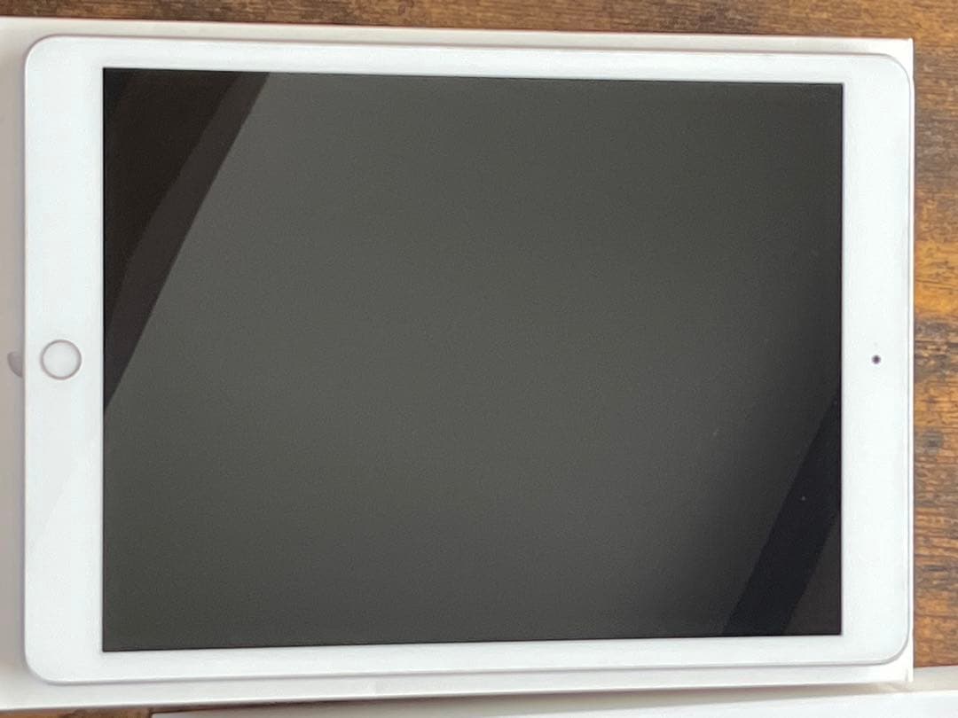 iPad 第8世代シルバー 本体 充電器付き