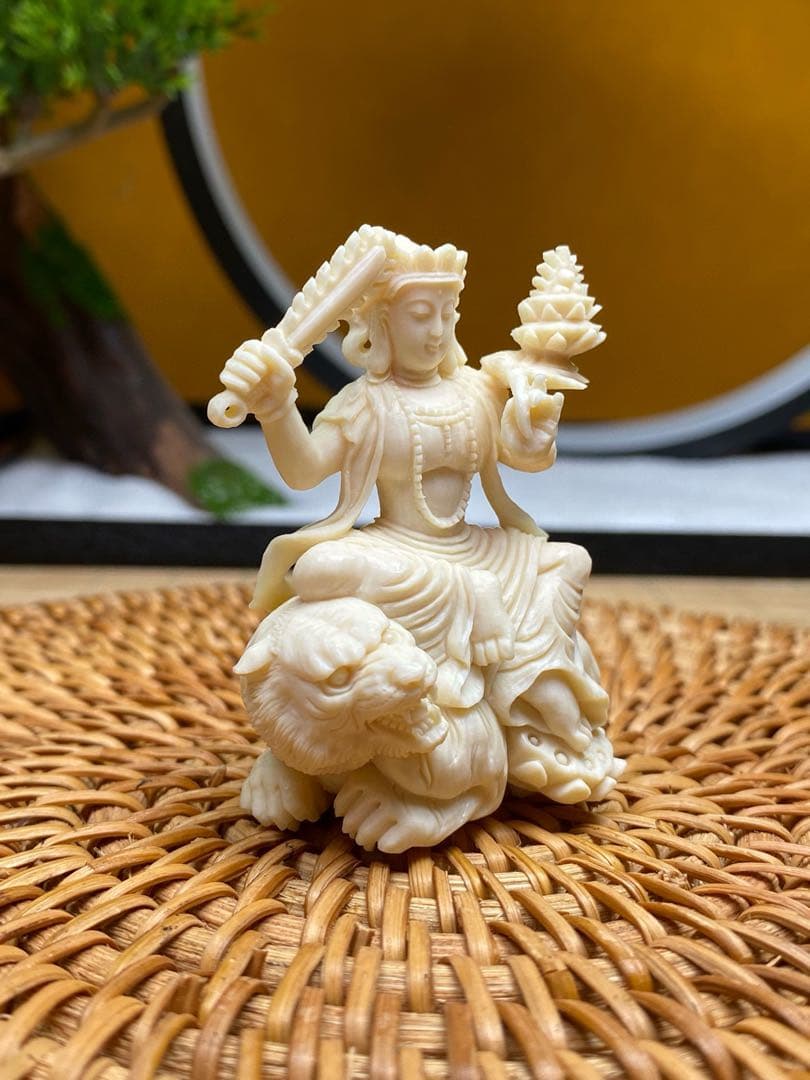 天然マンモス牙美しい手作り彫刻　虚空蔵菩薩　小さいな置物