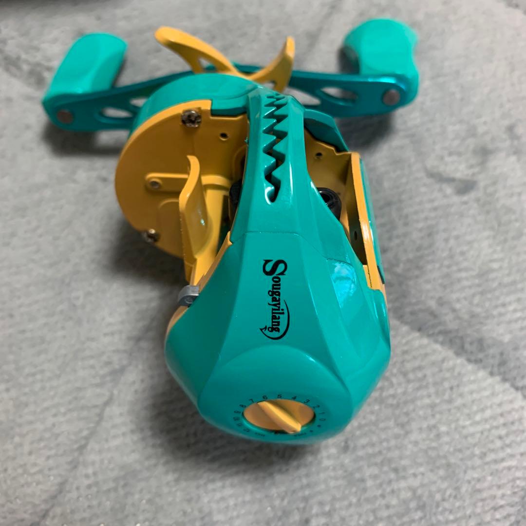 ベイトリール　ルアー　カラフル