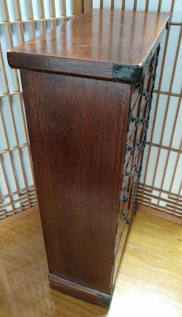 アンティーク！伝統的な和風 古木の薬箪笥 小15個・中2個・大1個の引き出し付き