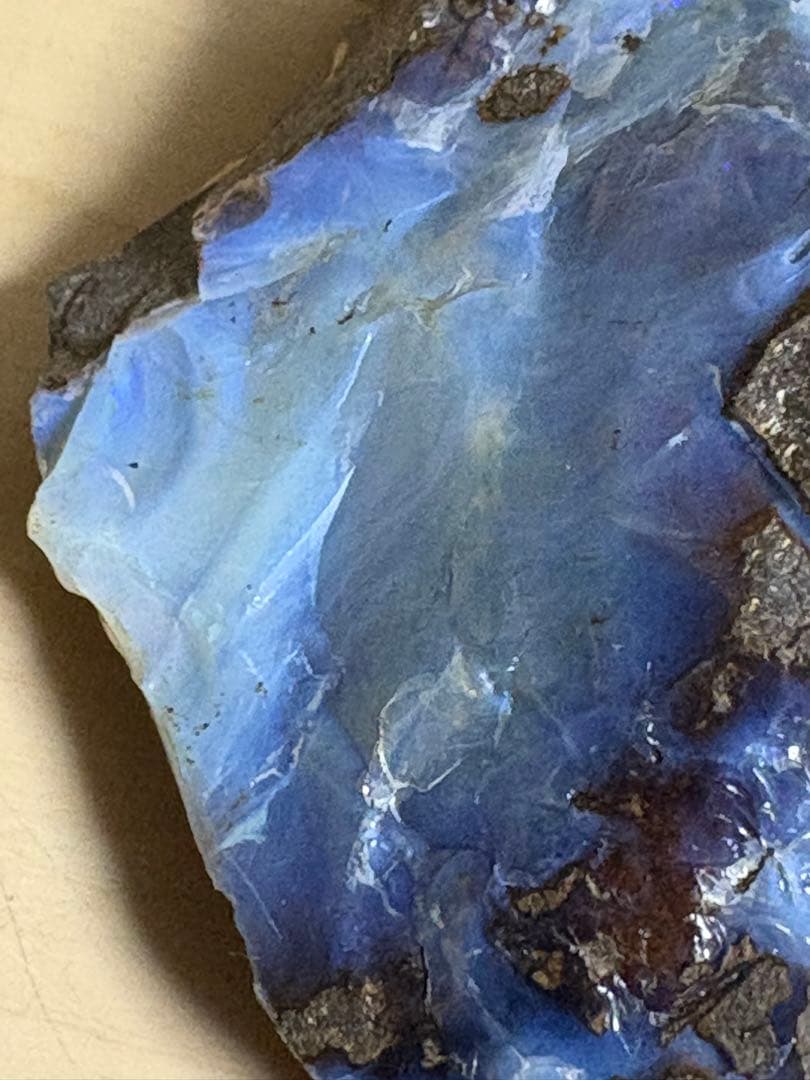 オーストラリア産　大きなボルダーオパール原石　約1976g パワーストーン置物