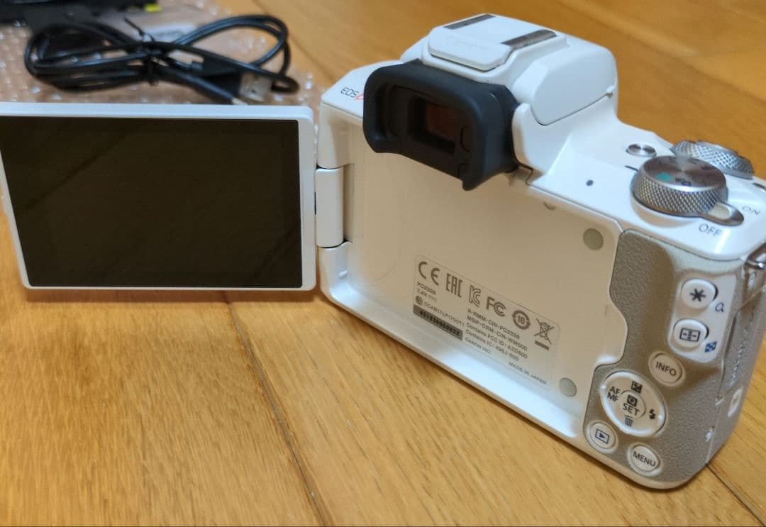 Canon EOS Kiss M ホワイト レンズ2本付き