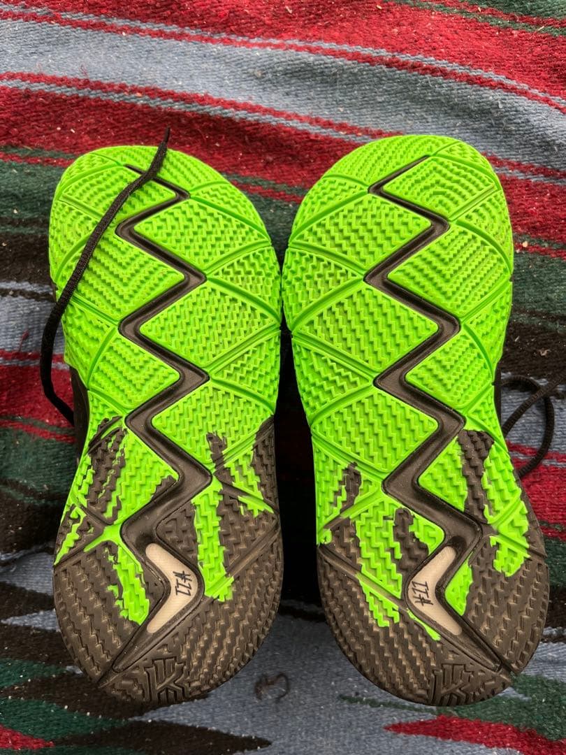 シューズ(男性用) NIKE Kyrie4 Halloween basketball shoes