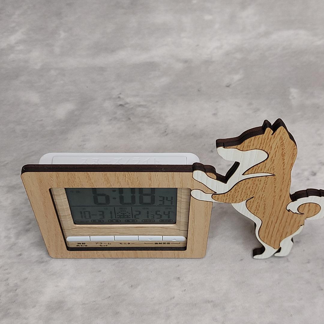 【電波時計】他犬種可　2匹のワンちゃんが寄り添う電波デジタル時計 柴犬　赤と黒