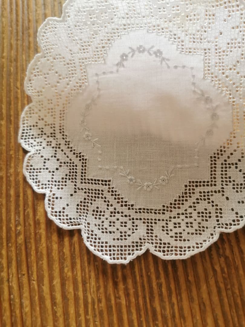 アンティーク フィレレース＆アペンツェル 白糸小花刺繍 フラワー型リネンドイリー