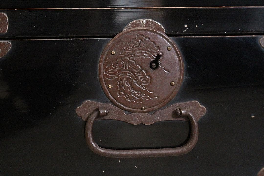 丸金具付き小抽斗3杯×欅戸の戸棚　庄内箪笥　タンス　収納　古家具　古民家時代家具