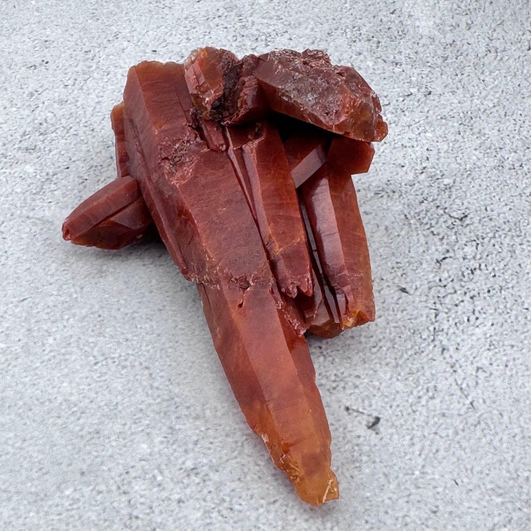 G-56マダガスカル産 赤水晶 クラスター 天然石　レッドクォーツ 希少原石